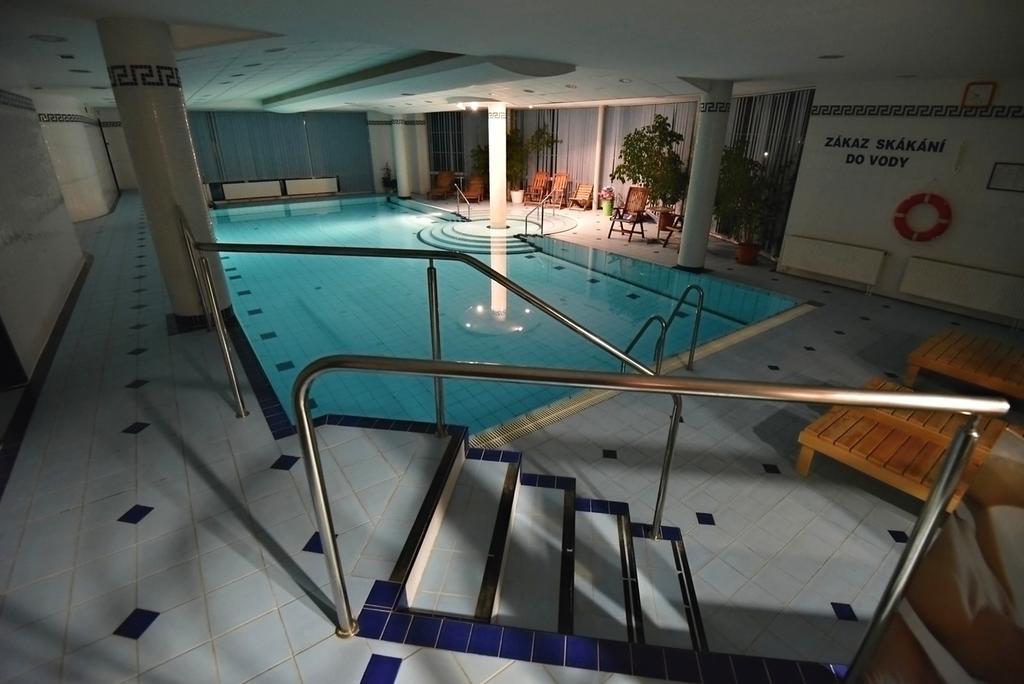 Hotel Prosper Челадна Экстерьер фото