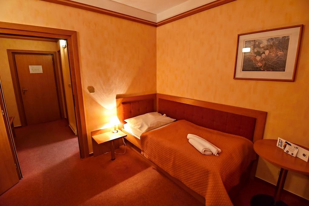 Hotel Prosper Челадна Экстерьер фото