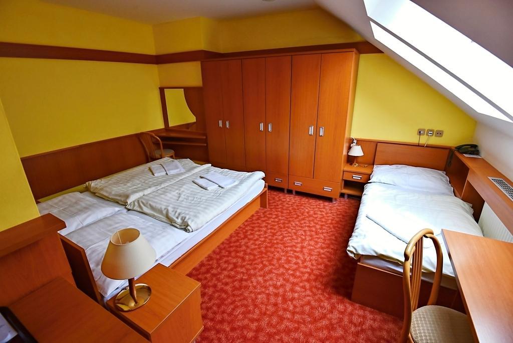 Hotel Prosper Челадна Экстерьер фото