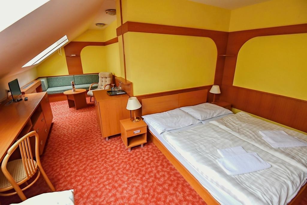Hotel Prosper Челадна Экстерьер фото