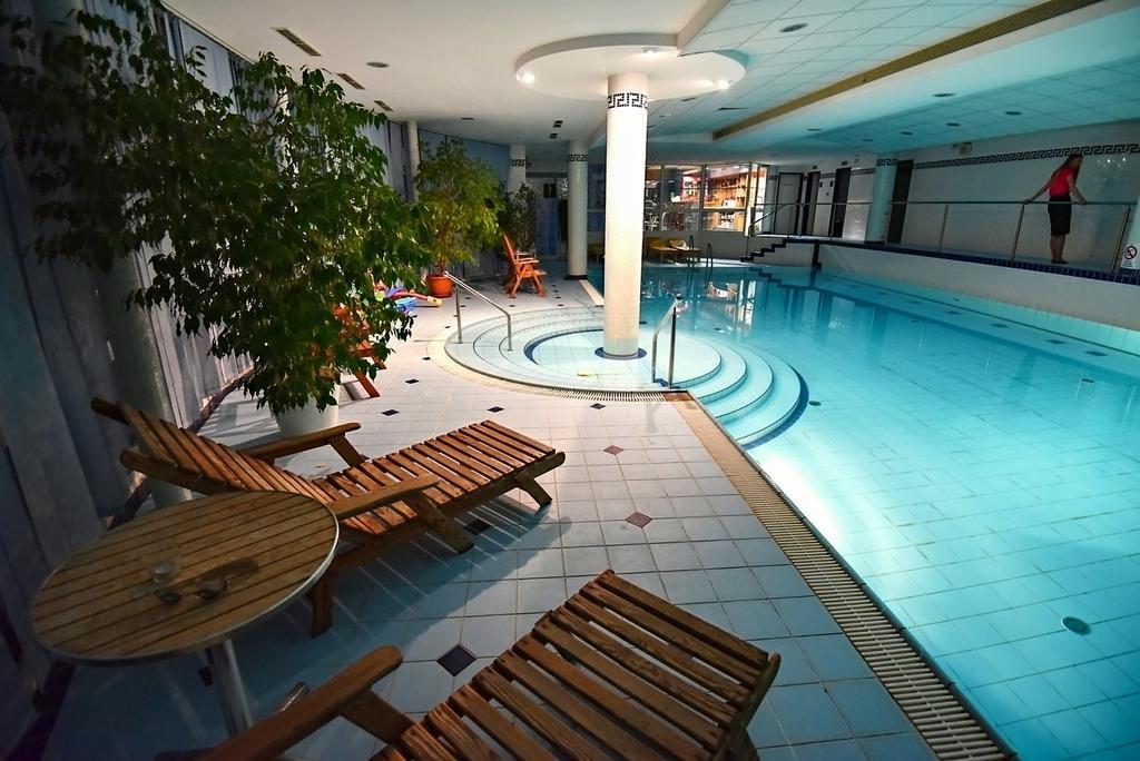 Hotel Prosper Челадна Экстерьер фото