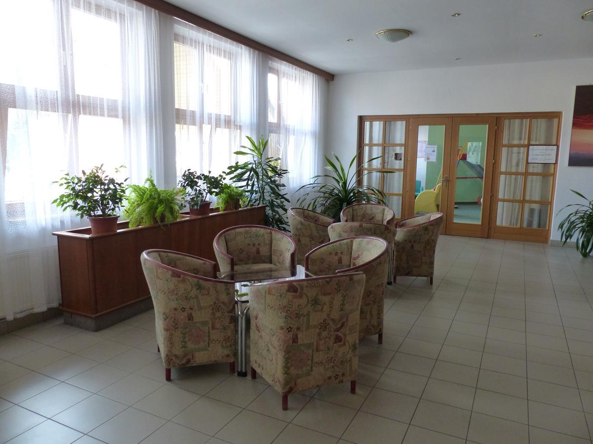 Hotel Prosper Челадна Экстерьер фото