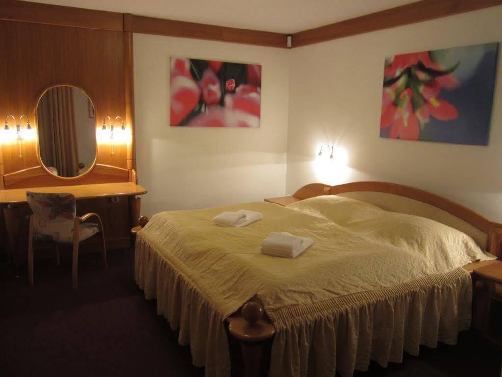 Hotel Prosper Челадна Экстерьер фото